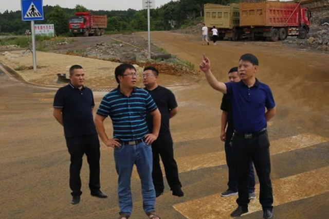 “被妻捉奸遭免职”镇书记督查旧照疑似系PS 官方：正调查