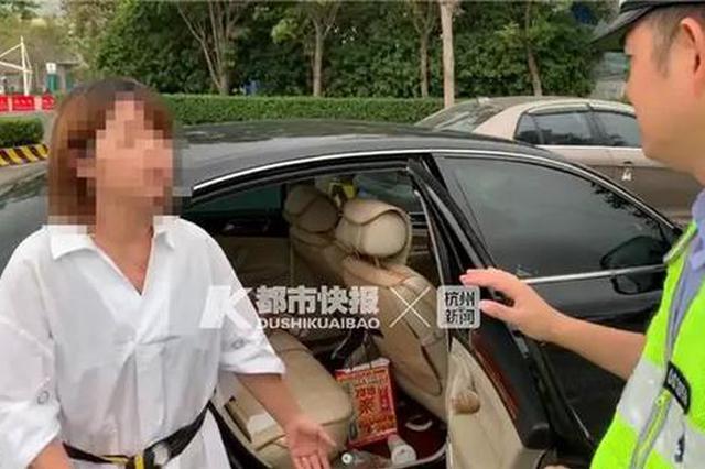 女司机高速路上倒车回服务区寻娃：撞死也值了，只要找到孩子