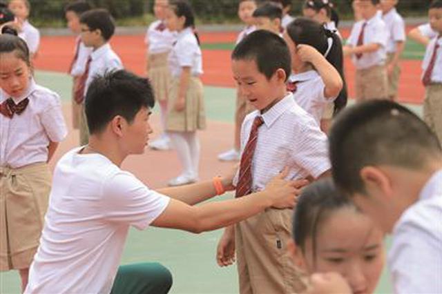 江苏一年级入学礼上亮点频出 小学男老师又帅又温柔