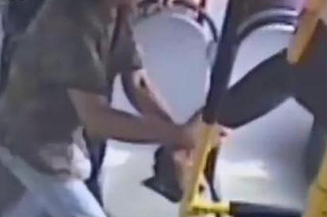 江苏男子坐过站要下车被拒 拳打、拿灭火器砸公交司机