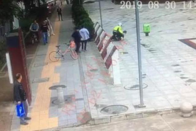 被儿子当街持刀追砍 父亲求情：他还是个孩子