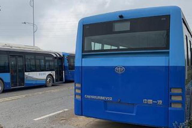 镇江20辆崭新公交车抛荒野外无人问 或与“骗补”有关