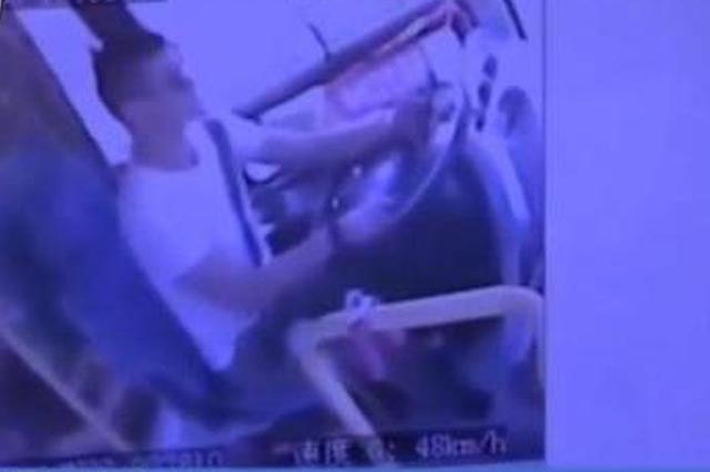 淮安公交司机开车玩手机称太困需提神 已被辞退