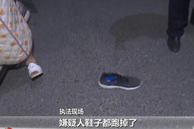 这么拼命的你见过吗？遇民警检查酒驾男弃车跳水塘