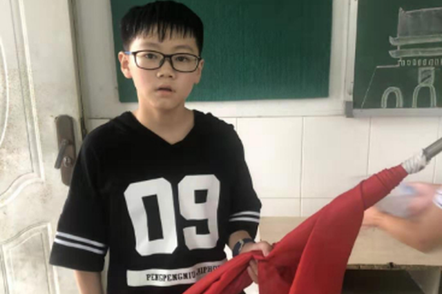 上课时突下暴雨 泰州一小学生冲到操场收国旗