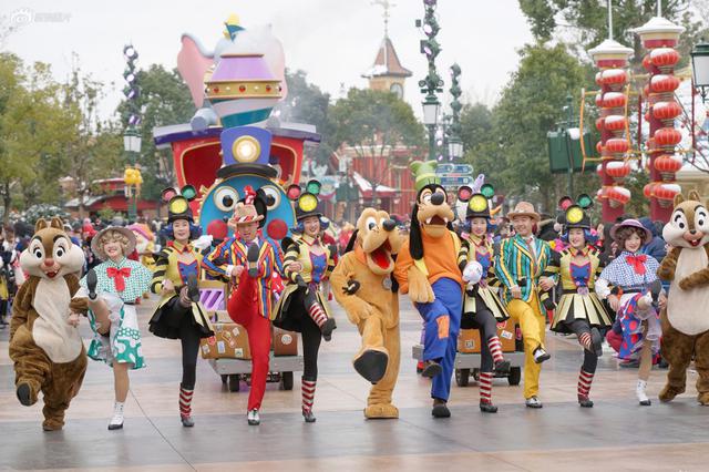 上海迪士尼乐园： 优化人工包检 游客可携食品进入