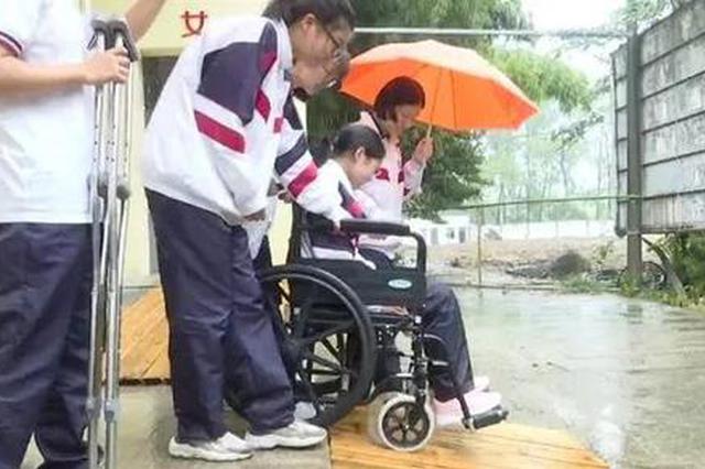 暖心！为了一个女生，全班从四楼搬到了一楼