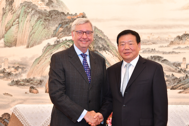 娄勤俭会见剑桥大学校长 聊科技话创新