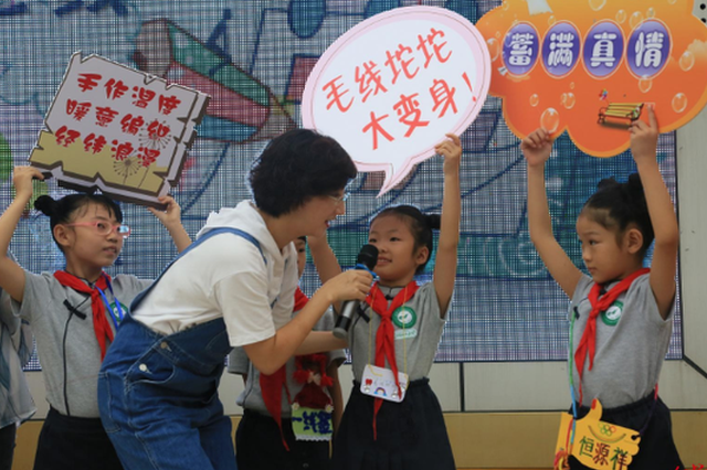 这所小学开设男生女生课 教女生织毛衣男生造火箭