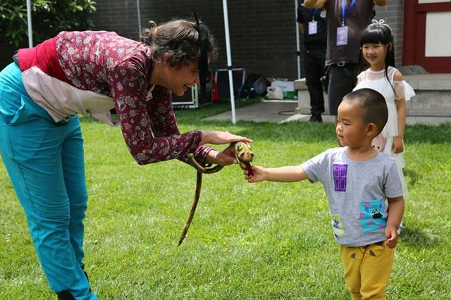 被父亲常年喂生蛇胆 小伙部分脑子被寄生虫"吃掉"