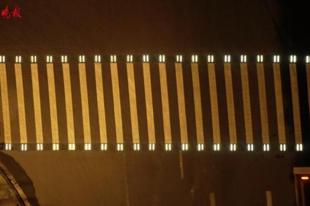 “会发光的斑马线”亮相南京 过马路像走“星光大道”