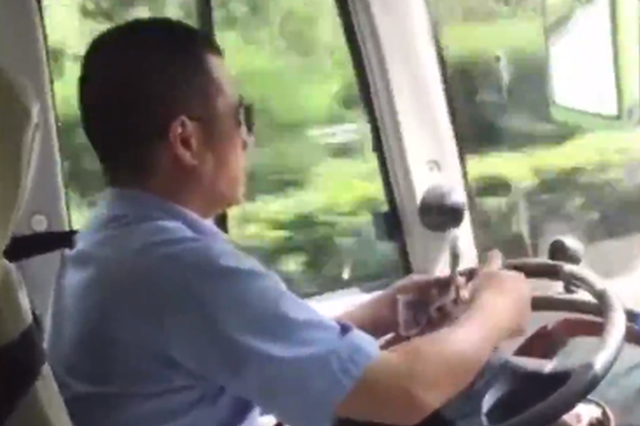 大巴司机买饭后未清点找零 上车后开车数钱被举报