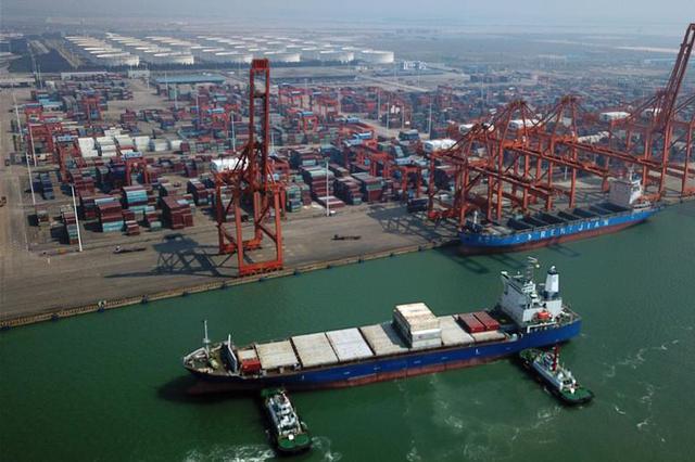 江苏泰州百米长5万吨巨轮失控 撞上码头顶棚坍塌