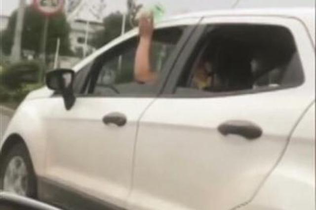 扬州司机一手持吊瓶一手开车 背后故事让人有些心酸