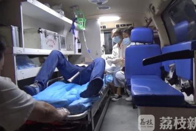 看着就疼！工人误坠深坑被钢筋刺穿