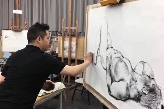 四川美院使用裸模教写生被批低俗 院长：不可思议