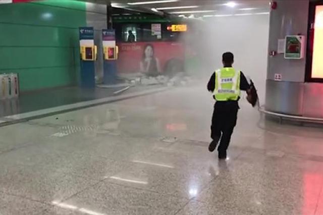 深圳一公交车撞上场站门墙 警方：事故由司机操作不当引发