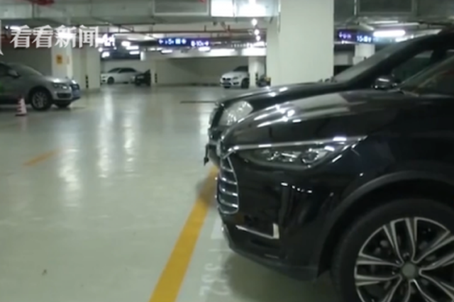 男童被困车内民警欲破窗救人 家长：等开锁师傅