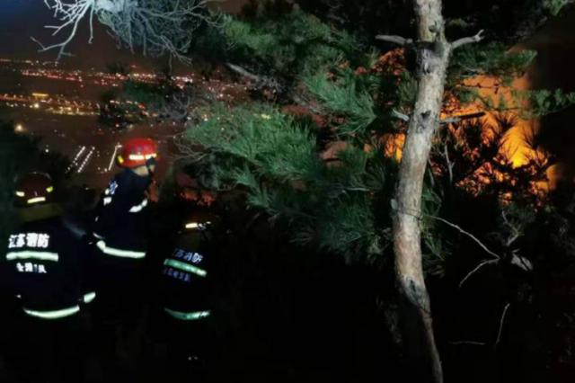 连云港花果山发生山火 未造成人员伤亡