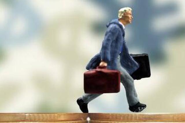 老人托熟人帮儿子找“铁饭碗” 十年未果反搭24万