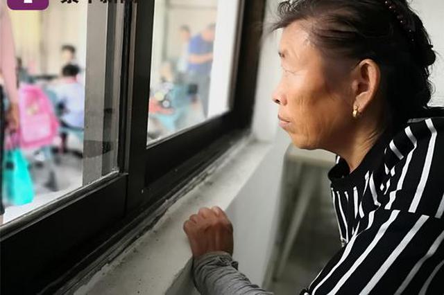 伟大的奶奶！老人教室外“偷课”回家教孙子