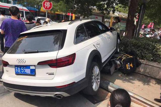 外卖小哥被压车底 过路群众迅速抬车救人