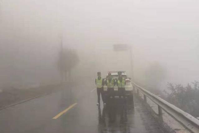 公安部交管局提示：雨雾天气要保持安全车速车距