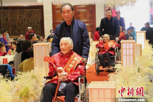 江苏扬州迎重阳摆“千岁宴” 最年长者108岁