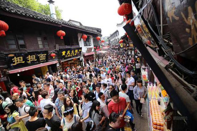 人从众！网红城市凭啥成为热门“打卡地”？