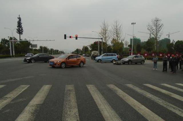 男子醉酒骑车闯红灯撞车身亡 交警认定自负全责