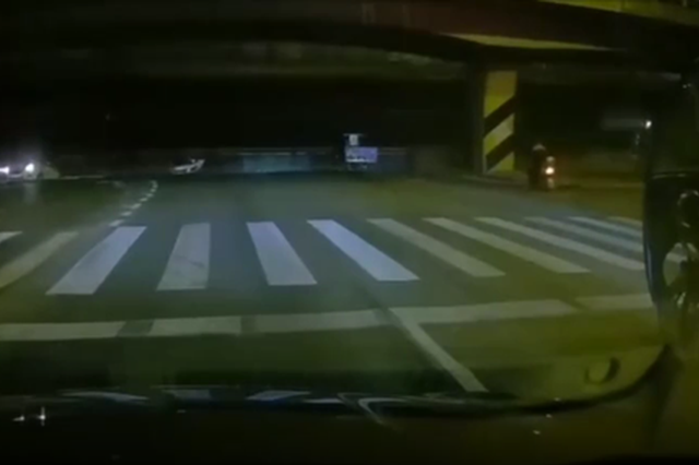 无锡高架桥垮塌瞬间 三轮车男子躲过一劫