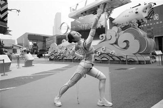 江苏团队49天造就31吨巨无霸彩车