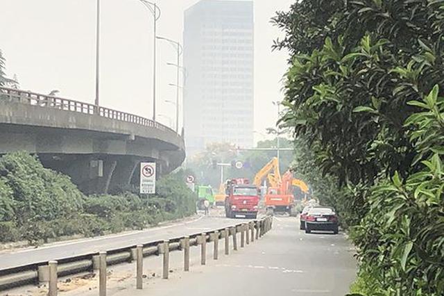 无锡上跨桥侧翻事故调查：致命货车超载四倍的“生意”