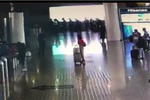 只因为没赶上火车 女子对着检票人员就是一脚