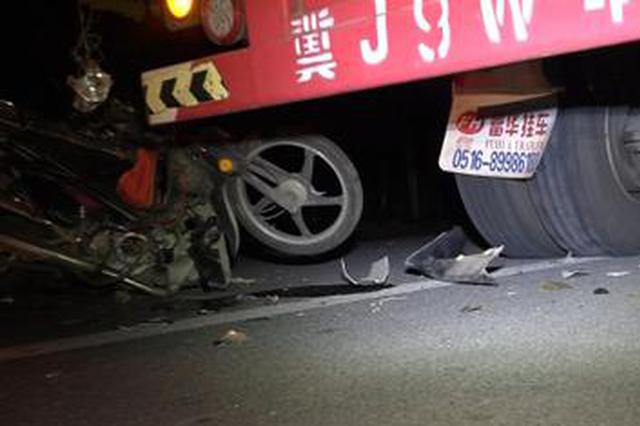 大货车停路边未设标志 摩托追尾一人身亡