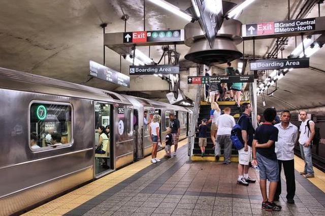 为拍短视频在地铁上喊“趴下小心地雷” 5人获刑