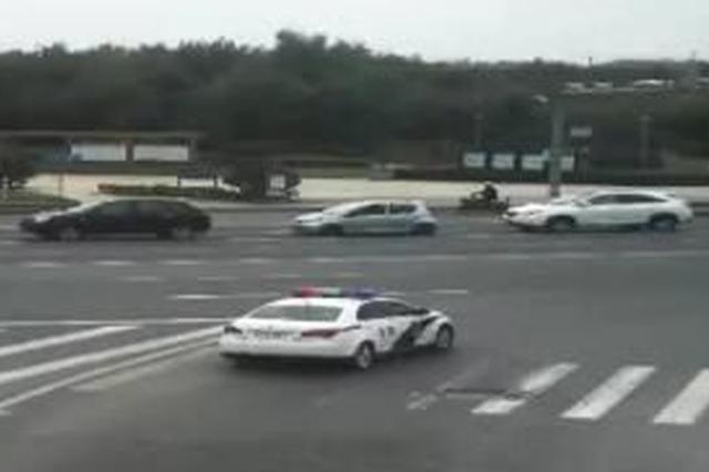 6分钟内警车连闯8个红灯 网友却纷纷点赞