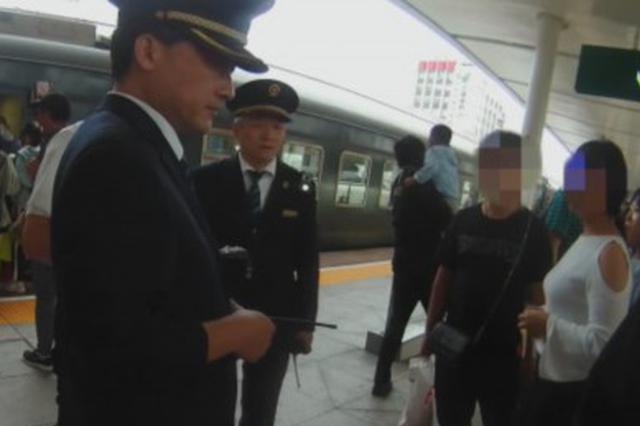 女乘客火车上吃海鲜 味道大遭大叔掌掴