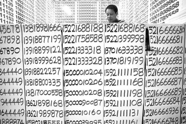 男子身份证从未离手却被人办了52个手机号 咋回事?