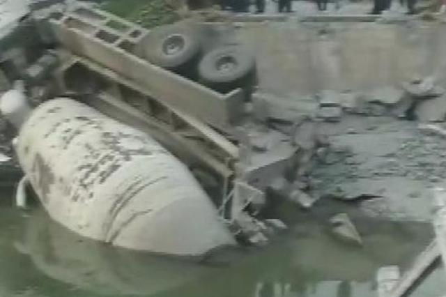扬州高邮：超载搅拌车压垮水泥桥 无人员伤亡