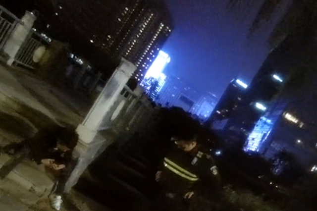 22岁男子哭着说没人疼 看到民警转身就跳河