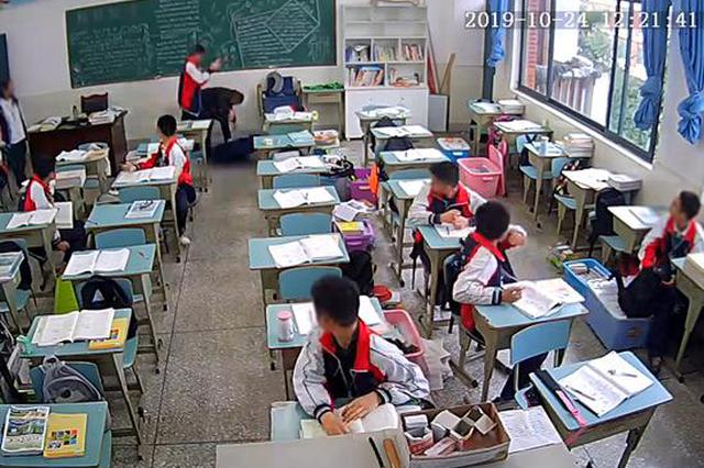 四川一老师在教室被学生持物猛打头部，仍在ICU未苏醒