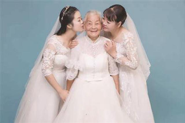 24岁女孩被多次催婚后 带着94岁外婆一起拍了婚纱照