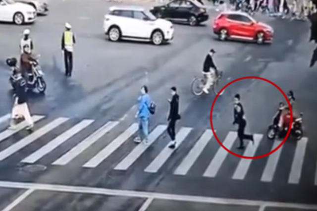 上海重大车祸发生时 他突然猛跑几步躲过一劫