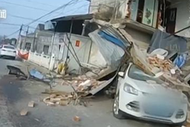 路口两车相撞路边楼房塌了 交警：你是在开飞机吗？