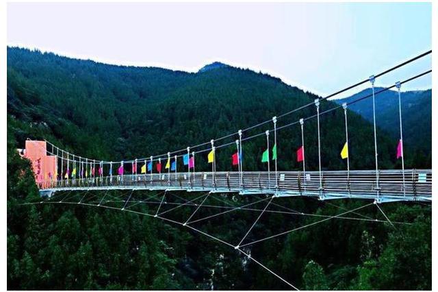 无锡落差158米华西玻璃滑道国庆出事故:十几人冲下去了