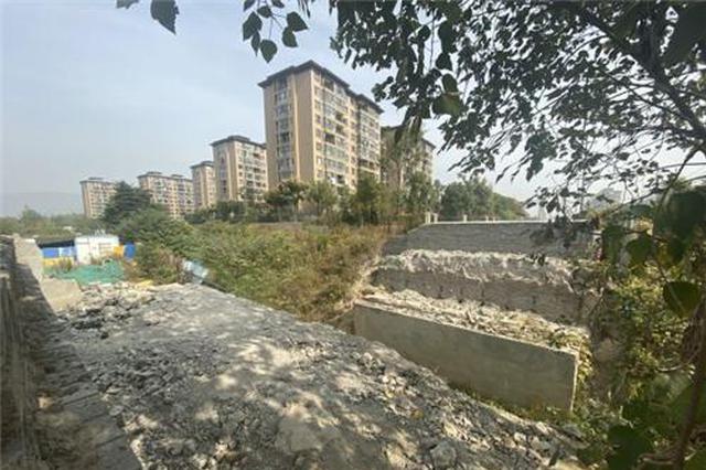 我家门口的桥为啥突然没了？小区居民遭遇出行难