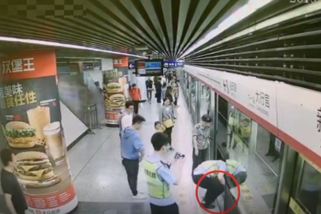 尴尬！南京市民把手机掉入了地铁轨行区，咋办？