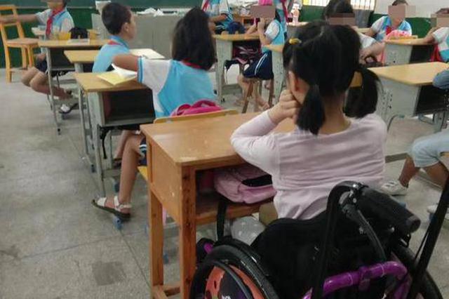 女童在校俯卧撑后瘫痪索赔708万 3年后坐轮椅返校