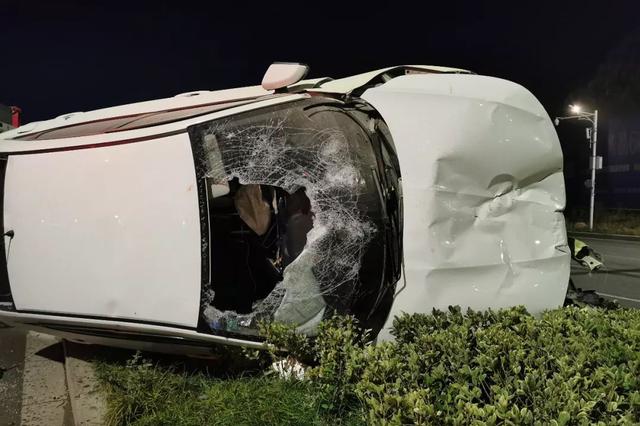 无锡一丰田车霸道强并线被奔驰顶翻 冲进绿化带